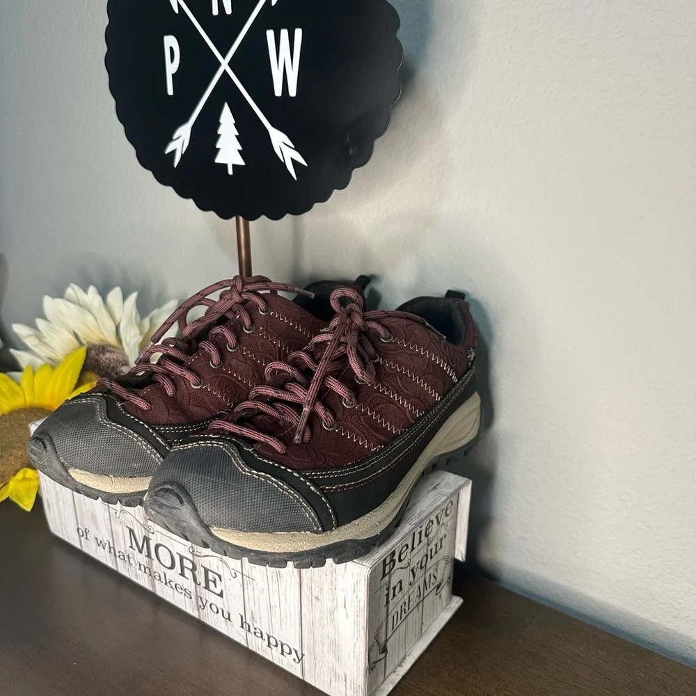 Taos Women's Motion City Hiker Burgundy/Black Embossed Suede Gorpcore Hiker ~ 7 - Picture 6 of 9